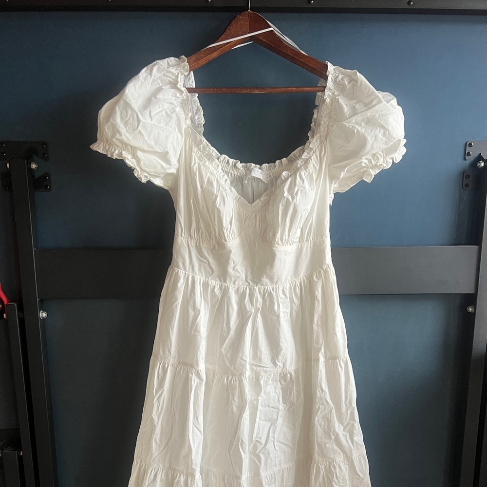 White cotton dress. Short puffy sleeves. Lined through out. Size medium